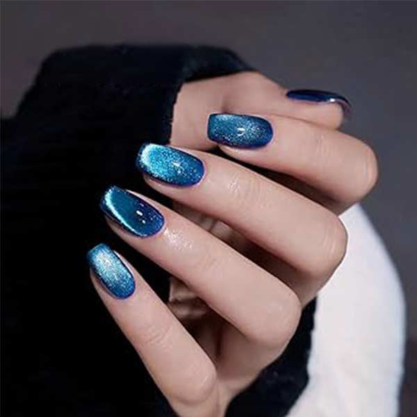 Cat eye gel manicure showing magnetic light movement