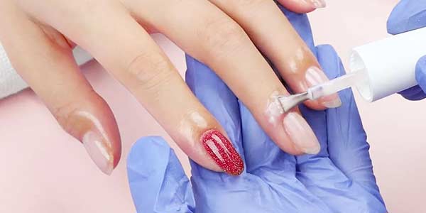 Peel-off guard applied around the nail for nail-art cleanup