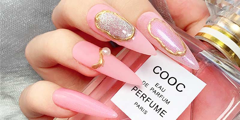 Soft aurora chrome nail trend